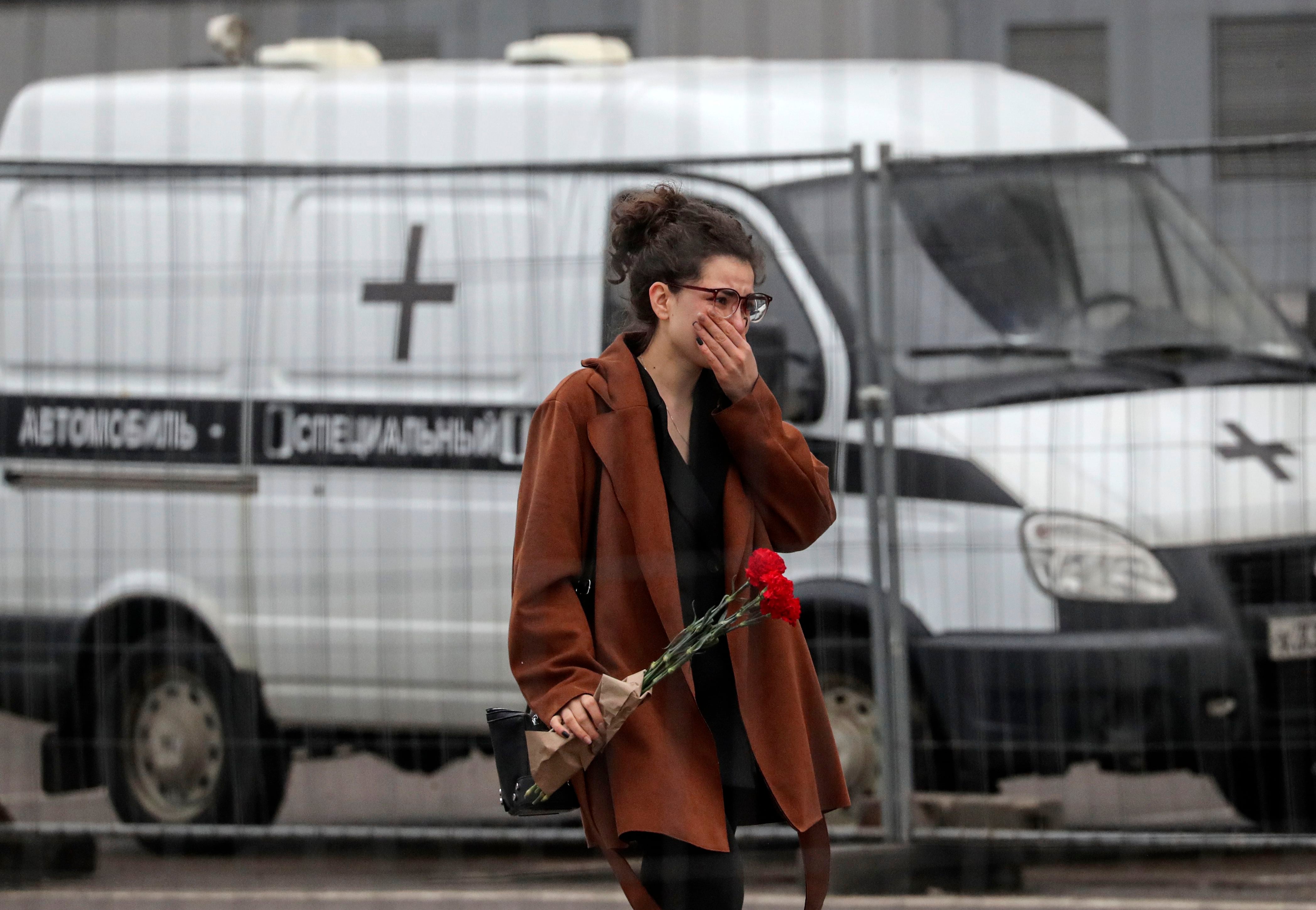 Krasnogorsk (Russian Federation), 23/03/2024.- A woman mourns at the burned Crocus City Hall concert venue following a terrorist attack in Krasnogorsk, outside Moscow, Russia, 23 March 2024. On 22 March evening, a group of up to five gunmen attacked the Crocus City Hall in the Moscow region, Russian emergency services said. At least 115 people were killed and more than 100 others were hospitalized, the Investigative Committee confirmed. The head of the Russian FSB, Alexander Bortnikov, reported to Russian President Vladimir Putin on 23 March on the arrest of 11 people, including all four terrorists directly involved in the terrorist attack. (Terrorista, Atentado terrorista, Rusia, Moscú) EFE/EPA/MAXIM SHIPENKOV
