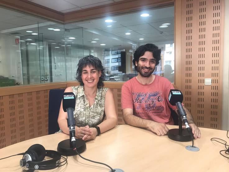 Marta Hernández i Sergi García als estudis de Ràdio Girona.