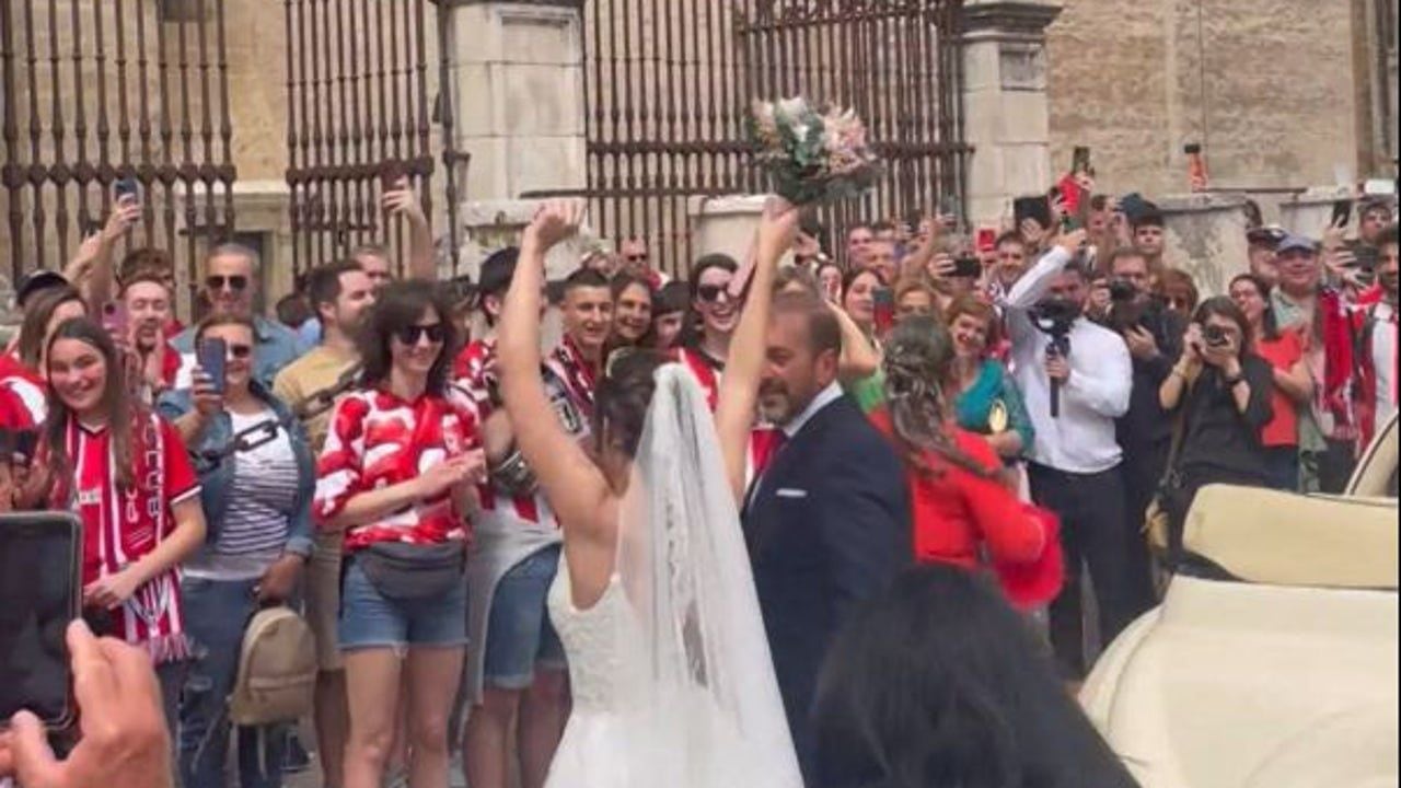 "Doblemente, fue el mejor día de nuestras vidas":  los novios jaleados en Sevilla por la afición del Athletic ya están en Bilbao