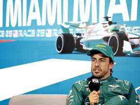 Alonso se salta las normas ante la FIA: "Merecemos también responder en español"
