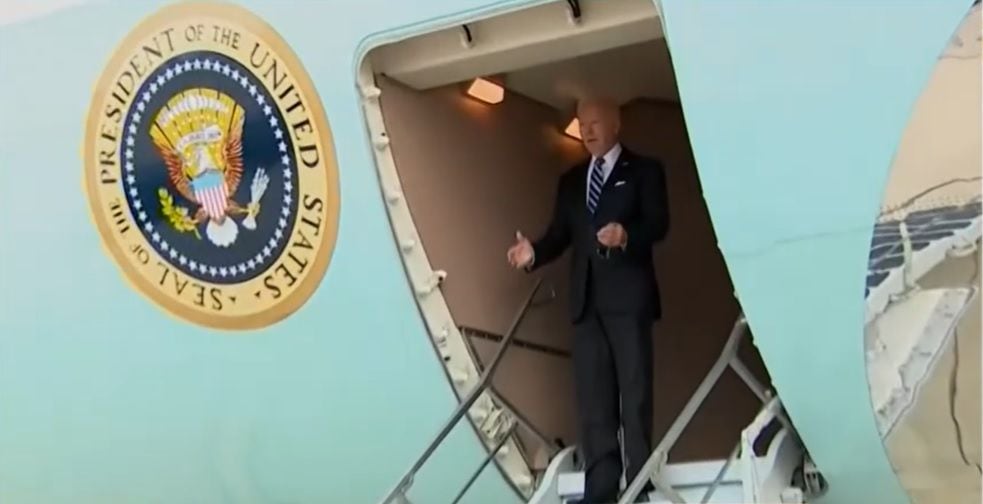 El momento en el que Joe Biden sale del Air Force One en el aeropuerto de Tel Aviv