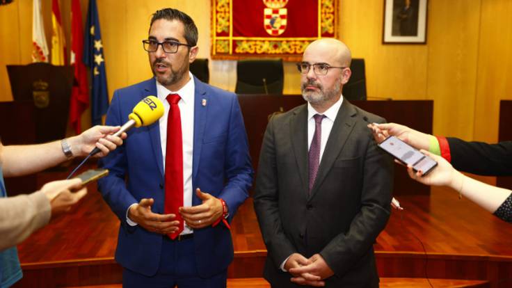 El delegado del Gobierno en Madrid, Francisco Martín, y el alcalde de Pinto, Diego Ortiz, repasan los datos de seguridad y dispositivo para las fiestas
