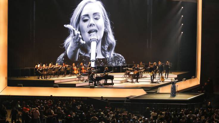 Todo por la radio | Adele vuelve a su trabajo como teleoperadora de encuestas políticas