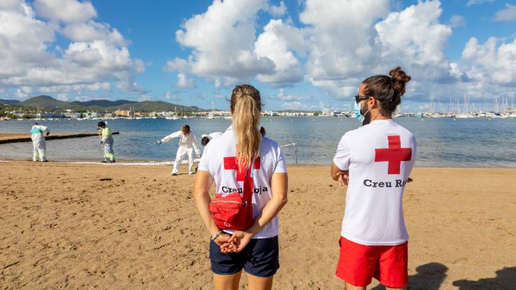 Los socorristas de Marsave vigilan las playas de la ciudad de Ibiza por un sueldo de mil euros