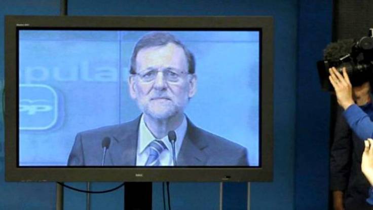 El equipo de Sánchez lleva dos horas intentando sintonizar el plasma de La Moncloa pero sigue saliendo Rajoy