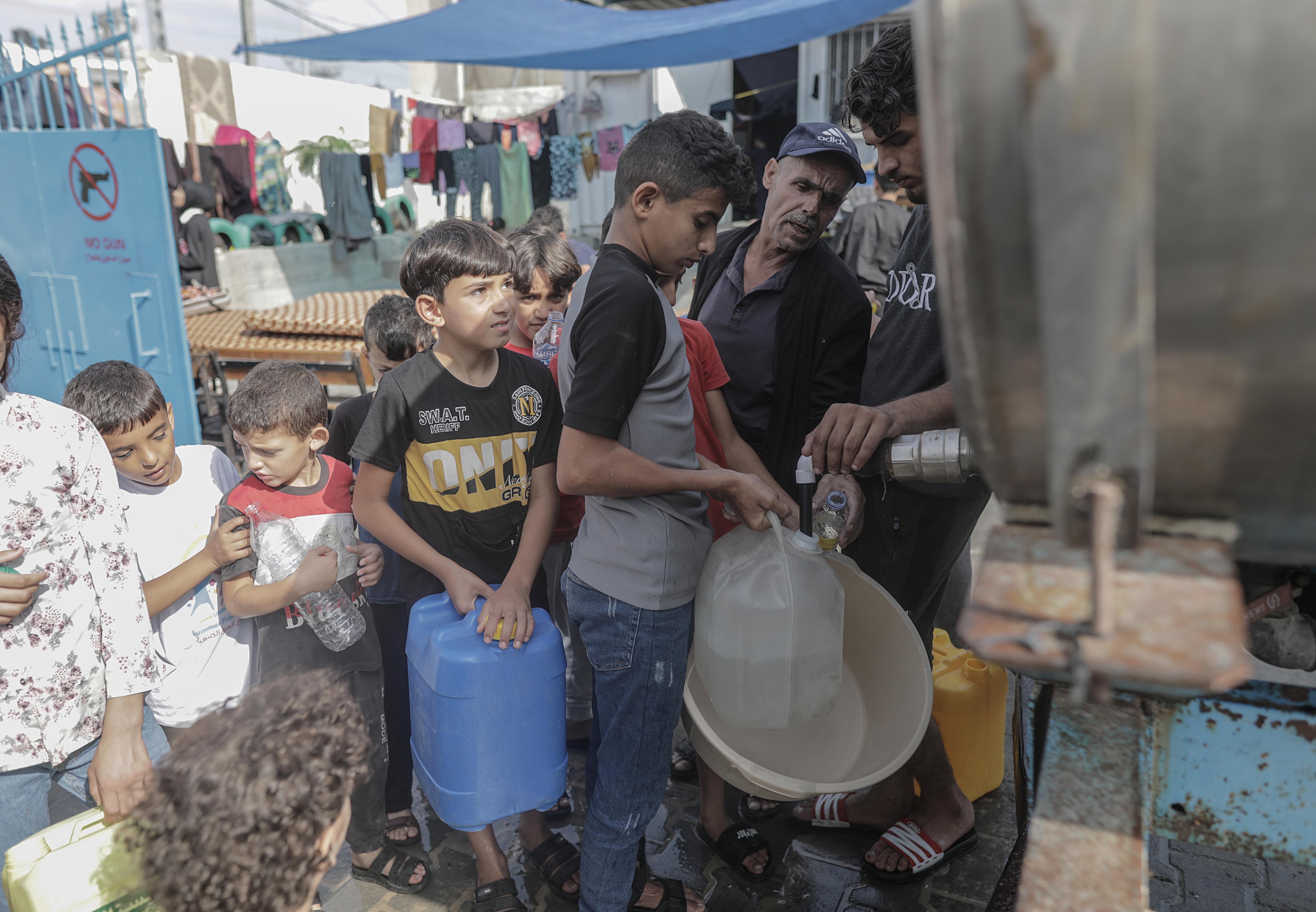 Gaza (---), 22/10/2023.- Khan Yunis camp residents queue to fill containers from a water tanker in southern Gaza City, 22 October 2023. More than 4,500 Palestinians and 1,400 Israelis have been killed, according to the Israel Defense Forces (IDF) and the Palestinian health authority, since Hamas militants launched an attack against Israel from the Gaza Strip on 07 October. EFE/EPA/HAITHAM IMAD
