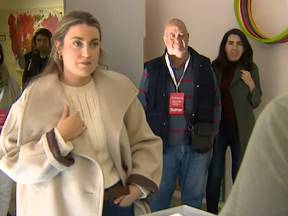 La candidata de Sumar en Euskadi deja la anécdota más surrealista de las elecciones vascas al acudir a votar al colegio 