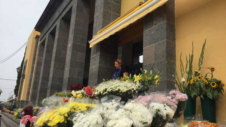 Fátima, florista en el cementerio de San Lázaro