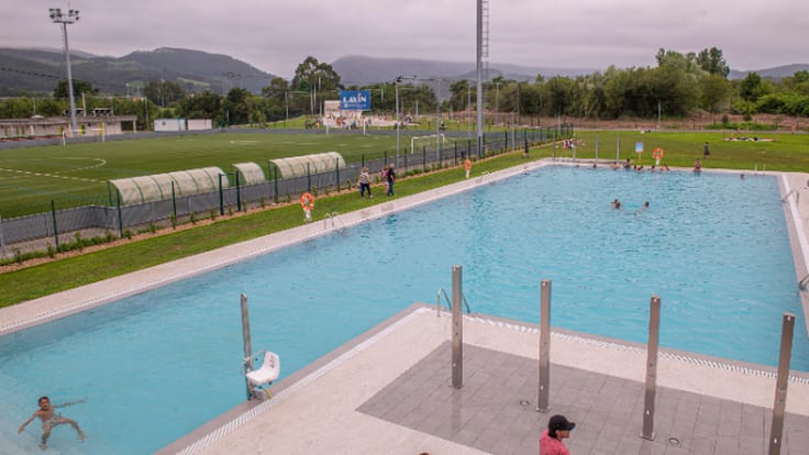 Detalles sobre los trabajos y preparativos que Torrelavega lleva a cabo para la apertura de las piscinas de verano de Santa Ana en la nueva temporada