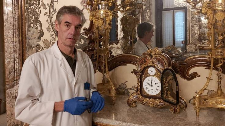 José Antonio Gismera, el encargado de cambiar la hora de los 230 relojes del Palacio Real: &quot;Me tengo que organizar en tres días&quot;
