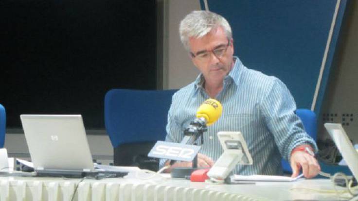 El presentador de la cadena SER Roberto Sánchez le da una mano de tortas a su compañero Carles Francino