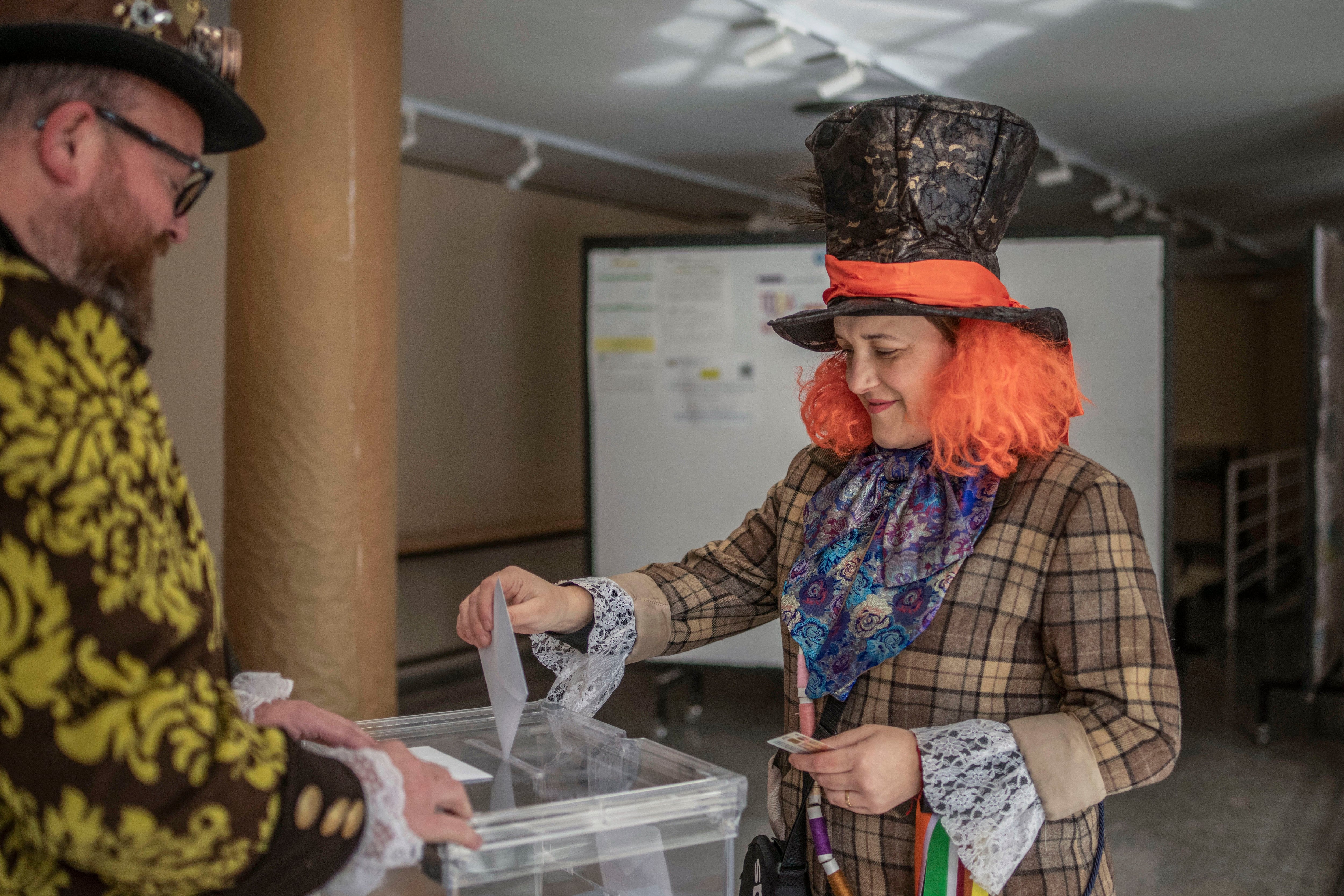 Que el 18F coincida con el carnaval se nota sobre todo en Ourense, que celebra esta fiesta por todo lo alto. En la imagen, una persona disfrazada vota en un colegio electoral en Xinzo de Limia (Ourense), este domingo. EFE/Brais Lorenzo