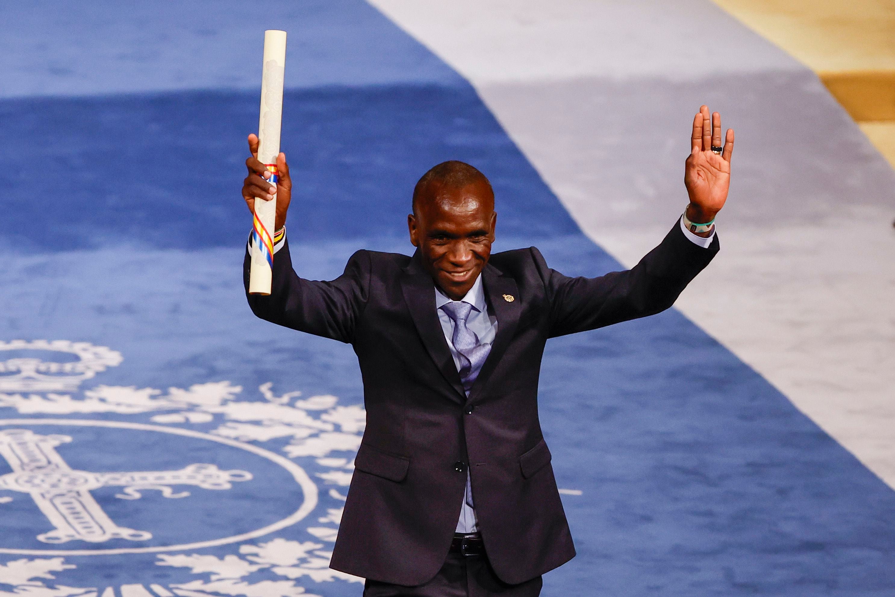 OVIEDO, 20/10/2023.- El atleta keniano Eliud Kipchoge, premio Princesa de Asturias de los Deportes, durante la gala de la 43º edición de los Premios Princesa de Asturias que se celebra este viernes en el Teatro Campoamor, en Oviedo. EFE/ Chema Moya
