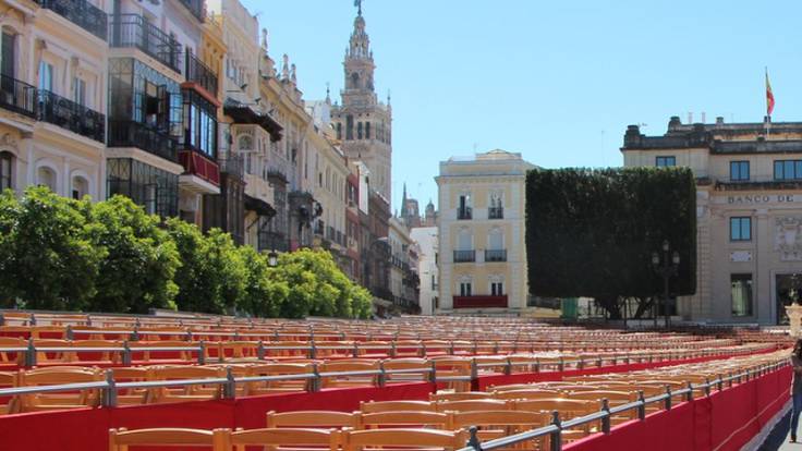 El Ayuntamiento de Sevilla inicia el montaje de los palcos de la Plaza de San Francisco