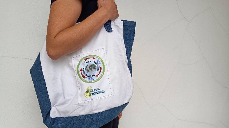 Pedro Cantero, director de la Escuela para adultos del Centro Penitenciario de Monterroso, sobre las bolsas hechas con materiales reciclados