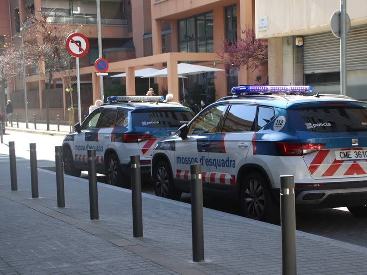 Dos cotxes dels Mossos a Barcelona.