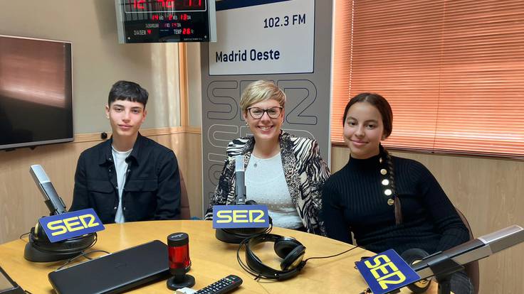 Los alumnos del taller radiofónico del IES Velázquez en Móstoles visitan Ser Madrid Oeste en el Día Mundial de la Radio