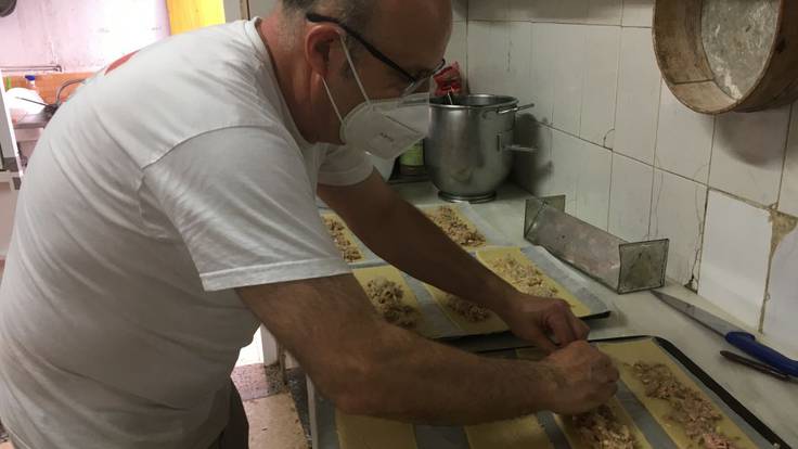 Juanjo Rausell, Pte. del Gremio de Panaderos y Pasteleros de Valencia, preparando una Coca salada de San Juan