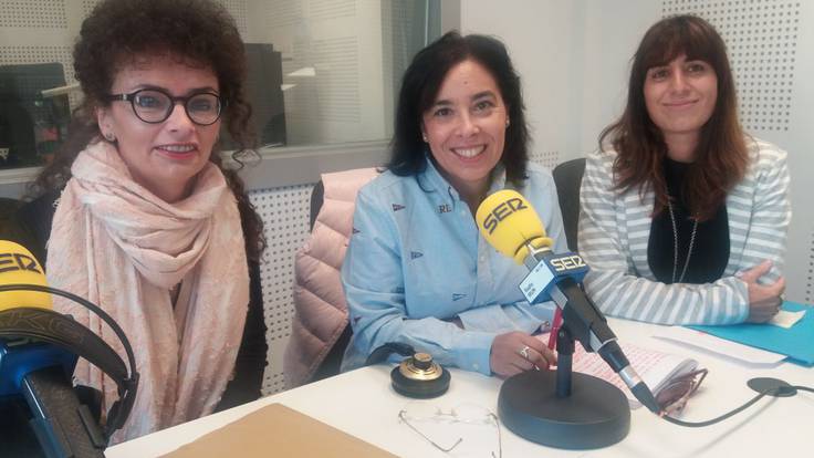 Mari Carmen Bildarraz, Magistrada de la Audiencia Provincial de Gipuzkoa, con Beatriz Rodríguez y Lorena Pidal.