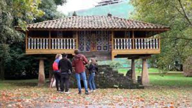 El hórreo es una forma de vida, afirma el arqueólogo de la Asociación de amigos del hórreo asturiano Fernando Mora, participante en una jornada para ensalzar su valor patrimonial.