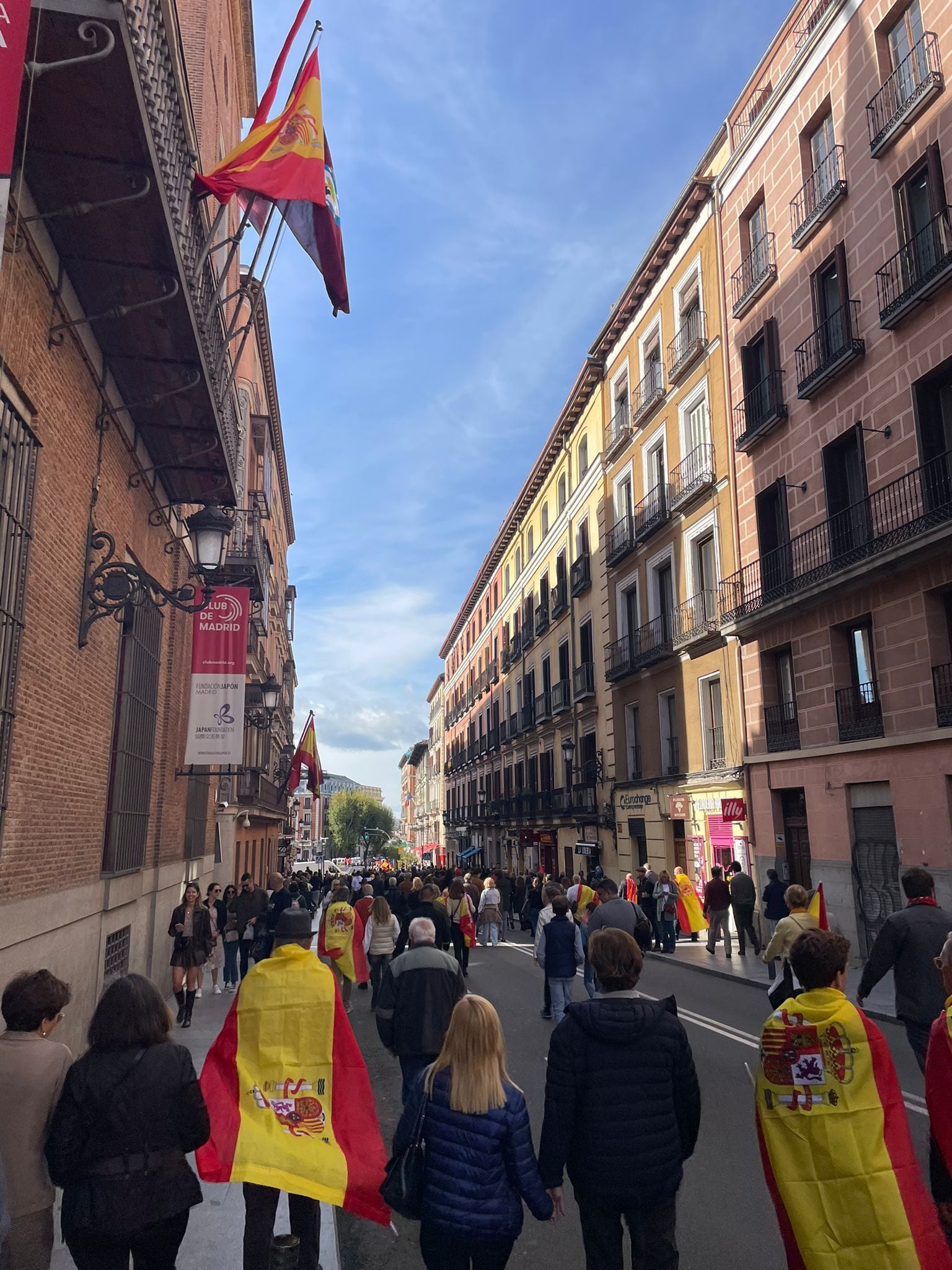 Cientos de personas se dirigen a la sede del PSOE en Ferraz (Madrid)