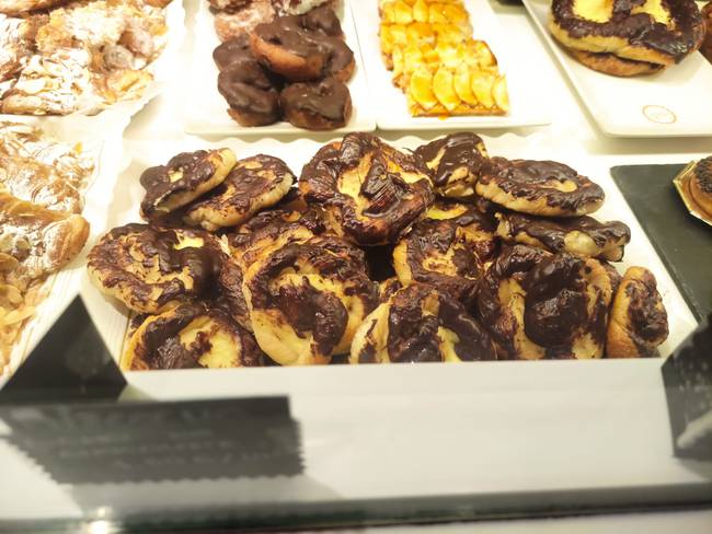 Ochos de chocolate en la pastelería del mercado de abastos de Valladolid