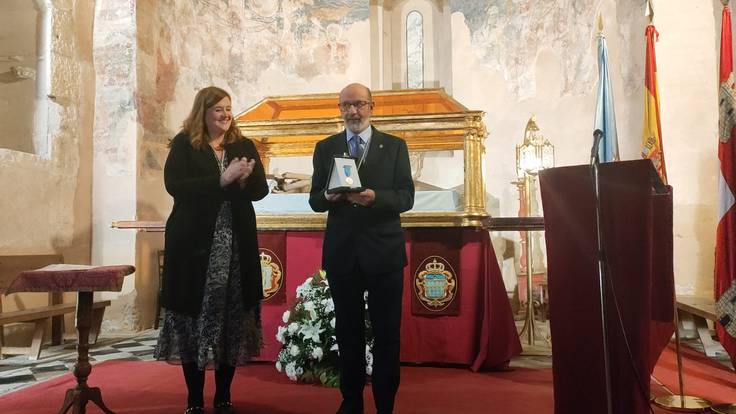 La Cofradía del Cristo de los Gascones recibe la medalla de bronce de la ciudad de Segovia