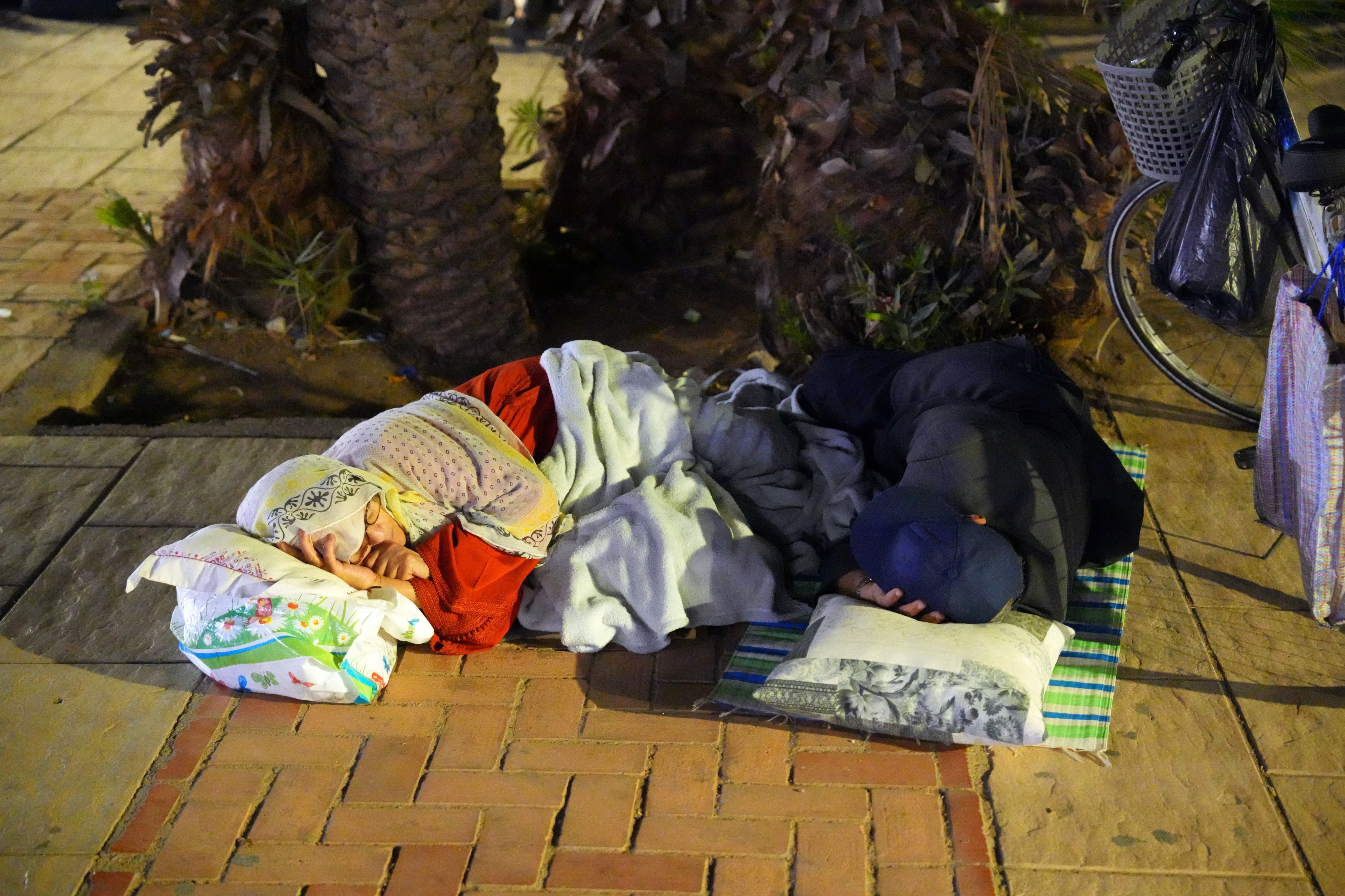 Marroquíes duermen en la calle.