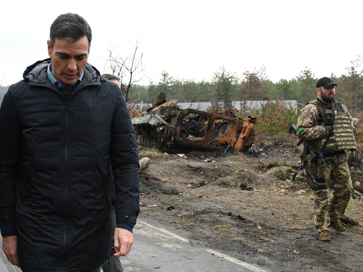 Pedro Sánchez recorre las devastadas calles de Borodyanka (Ucrania), durante su visita de apoyo a Ucrania tras la invasión rusa el pasado 24 de febrero.