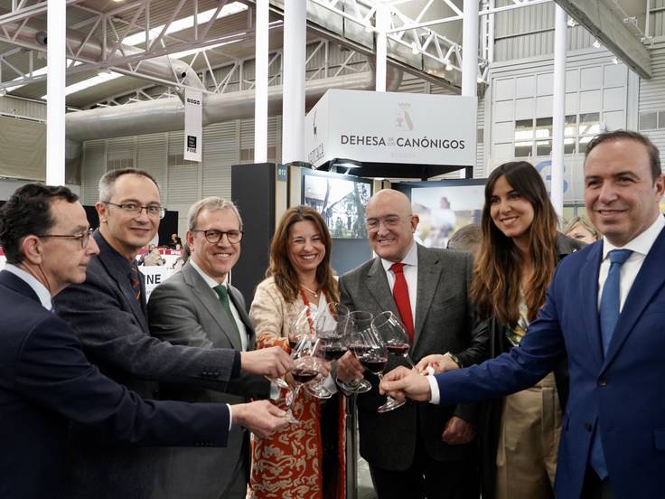 El consejero de Industria Mariano Veganzones junto al alcalde de Valladolid Jesús Julio Carnero y otras autoridades inaugura la Quinta edición de la Feria Internacional de Enoturismo.
