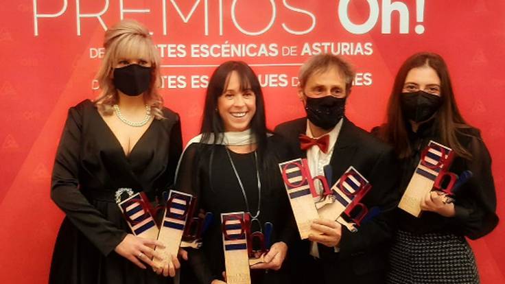 Higiénico Papel Teatro se lleva séis premios Oh!. Su directora Laura Iglesia agradece exultante el reconocimiento.