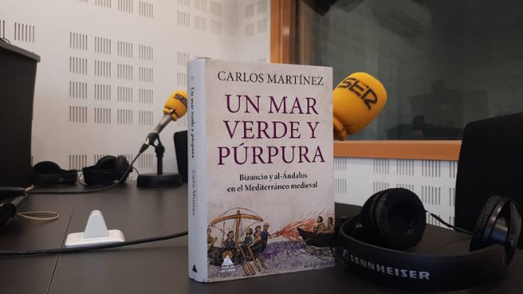 Hablamos con el historiador Carlos Martínez que ha publicado ‘Un mar verde y púrpura’ (Ático de los libros, 2023).