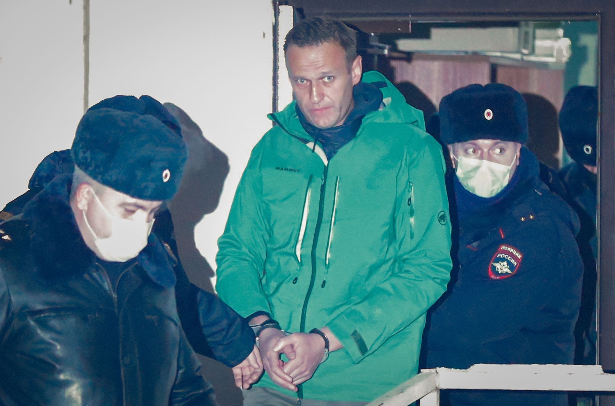 Moscow (Russian Federation).- (FILE) - Russian opposition leader and anti-corruption activist Alexey Navalny (C) is escorted out of a police station in Khimki, outside Moscow, Russia 18 January 2021 (reissued 16 February 2024). Russian opposition leader and outspoken Kremlin critic Alexey Navalny has died aged 47 in a penal colony, the Federal Penitentiary Service of the Yamalo-Nenets Autonomous District announced on 16 February 2024. A prison service statement said that Navalny 'felt unwell' after a walk on 16 February, and it was investigating the causes of his death. Late last year, he was transferred to an Arctic penal colony considered one of the harshest prisons. (Rusia, Moscú) EFE/EPA/SERGEI ILNITSKY *** Local Caption *** 56628777
