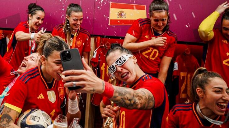 Entrevista a la periodista Silvia Barba por su libro &#039;Cuando ellas alcanzaron el cielo&#039; sobre el triunfo de la selección española en el Mundial de fútbol (17/04/2024)