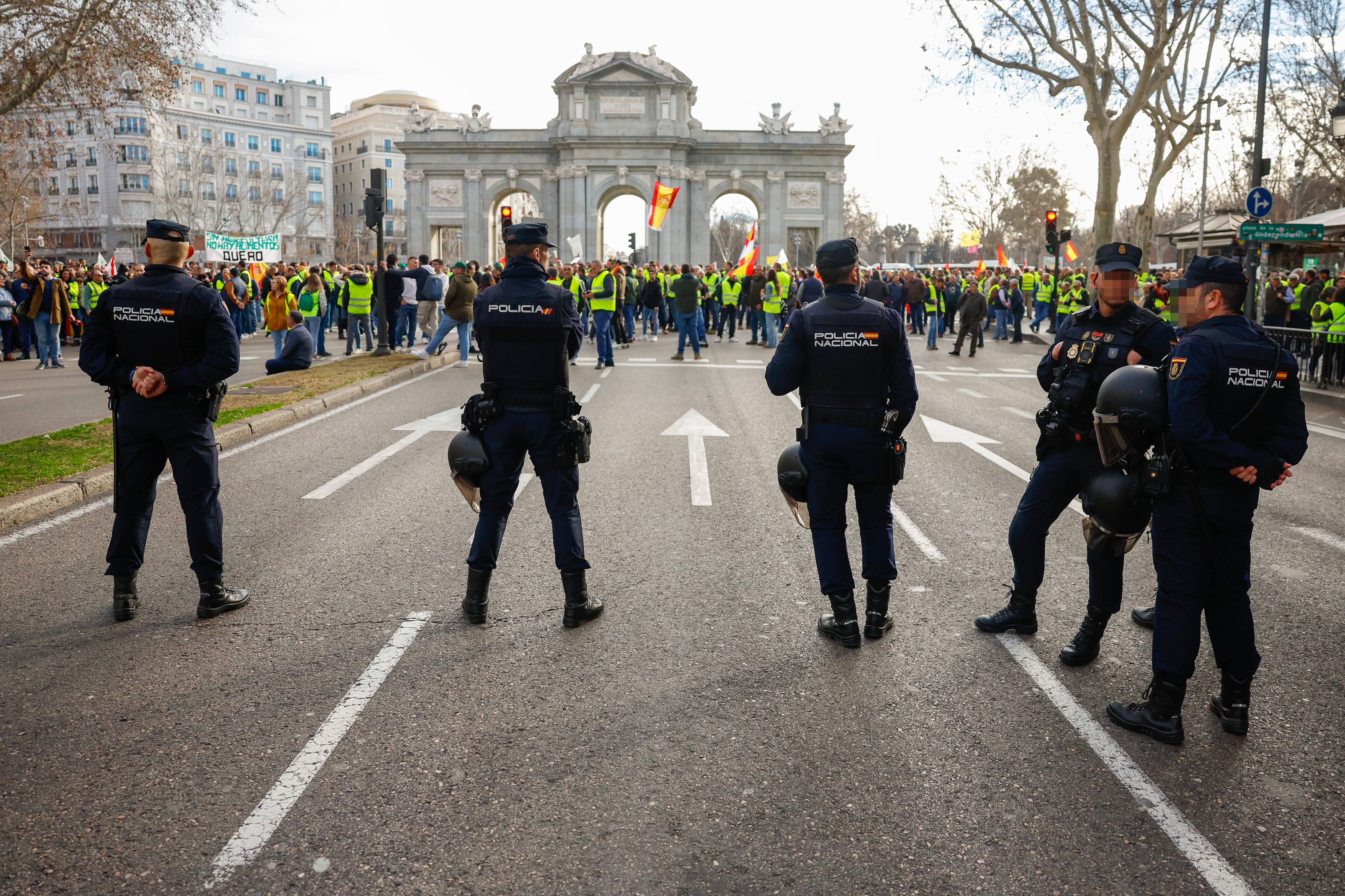 Agricultores y policía en la céntrica Puerta de Alcalá de Madrid. EFE/ Mariscal