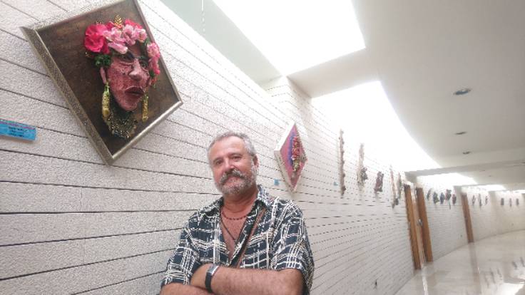 El escultor gijonés Fernando Labrador expone en el Muro del Hotel Abba hasta el 11 de agosto.
