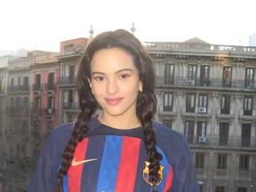 El FC Barcelona presenta su camiseta más 'Motomami': así es el patrocinio con Rosalía que vestirá durante el Clásico