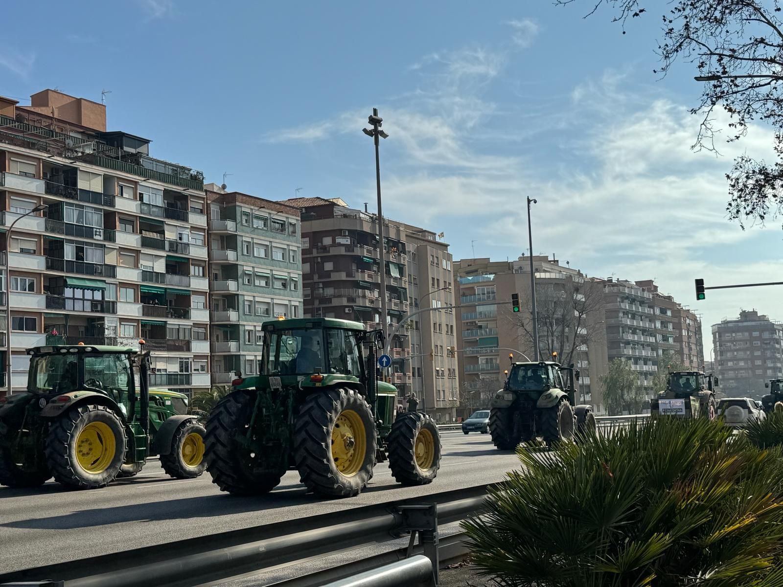 Cientos de tractores recorren la avenida Meridiana de Barcelona.