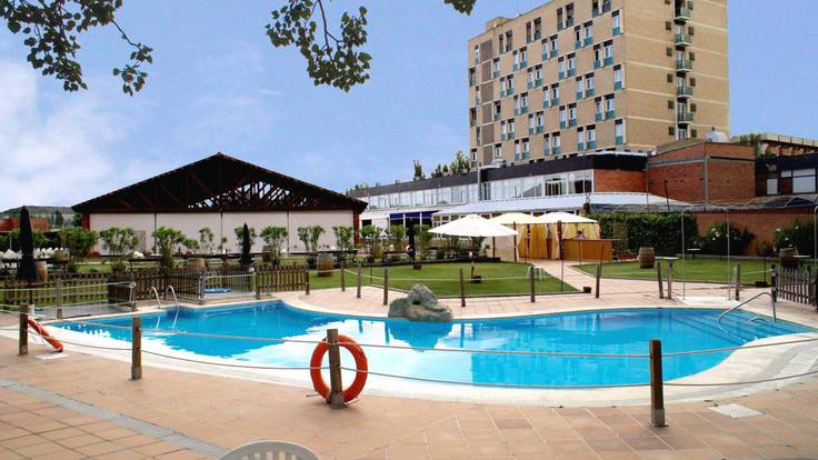 El Hotel Rey Sancho abre la temporada de piscina con nueva normativa