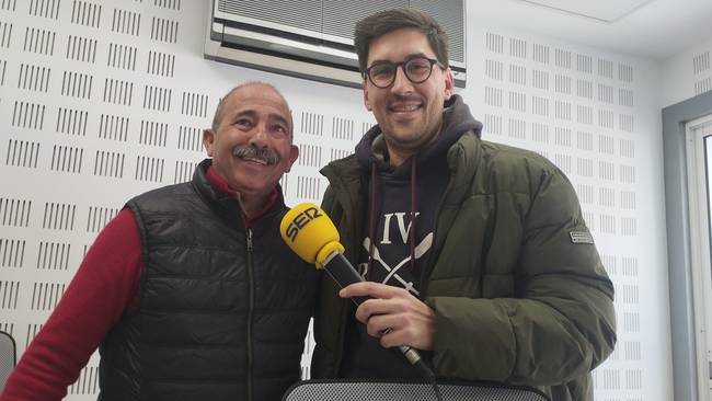 Abraham Ceada Santana escultor e imaginero onubense con el micrófono de la SER junto al ex director de la Escuela de Arte León Ortega de Huelva