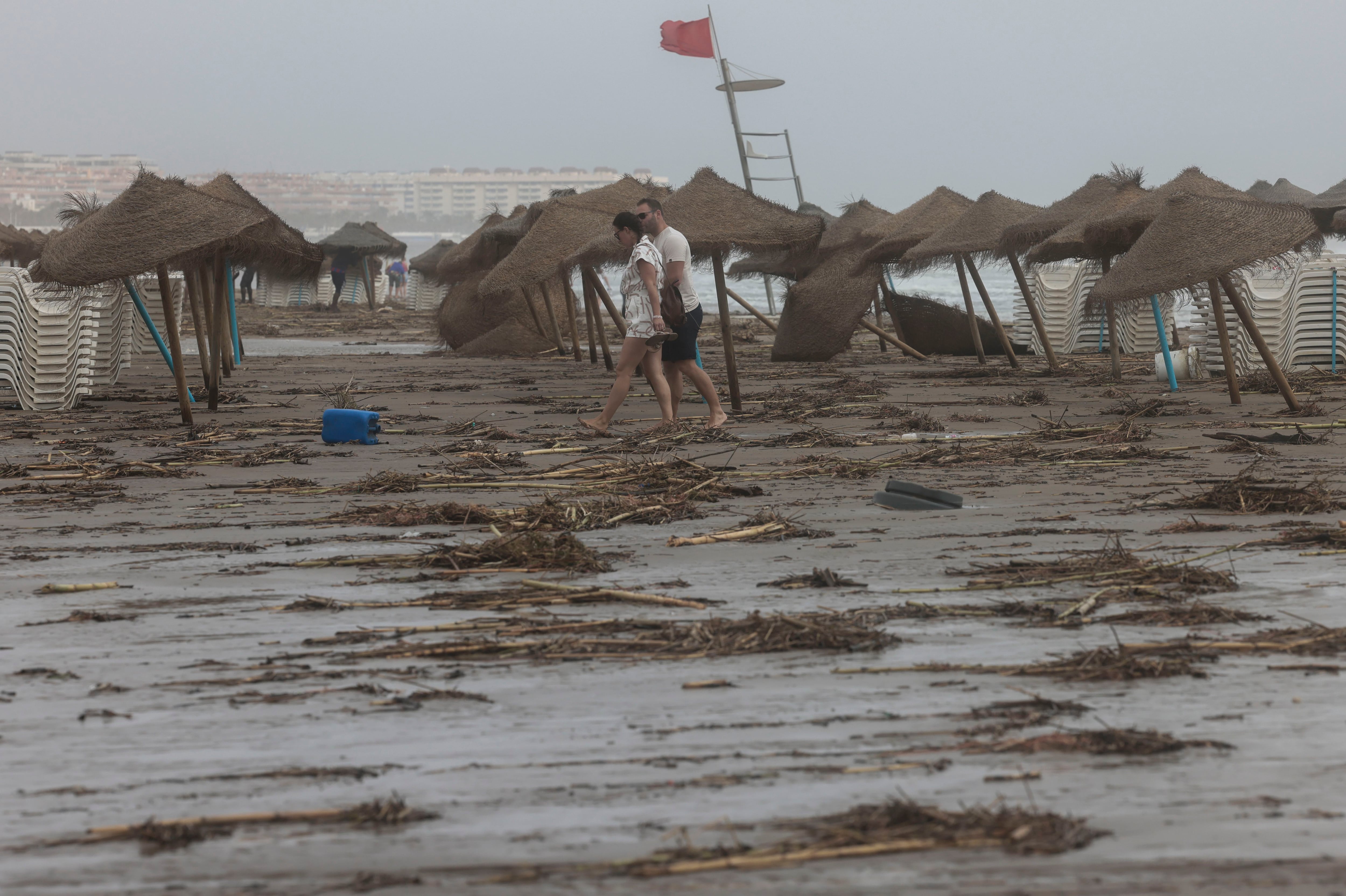 Vista general de la playa de la Malvarrosa afectada por las inclemencias meteorológicas derivadas de la depresión aislada en niveles altos (DANA) que durante las últimas horas ha afectado a amplias zonas del país, con intensas y abundantes lluvias tormentosas, y que comienza a ceder dejando a su paso dos fallecidos, dos desaparecidos y miles de incidencias con carreteras colapsadas, viviendas inundadas, crecidas de ríos y problemas en el transporte.