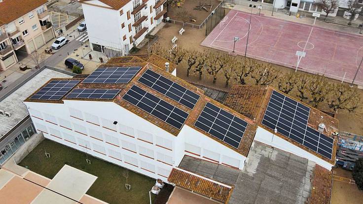 Plaques fotovoltaiques a la teulada de l’escola La Vall del Terri