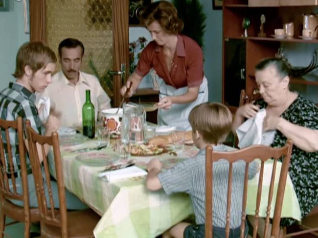 La familia Alcántara comiendo en platos de Duralex en el primer capítulo de la serie
