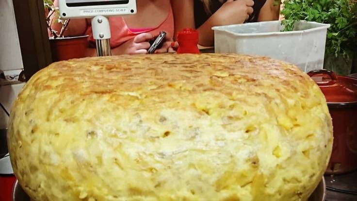 &quot;La tortilla lleva 15 k de patatas, 60 huevos y cariño&quot; Paqui de la Rubia, cocinera (Monda)
