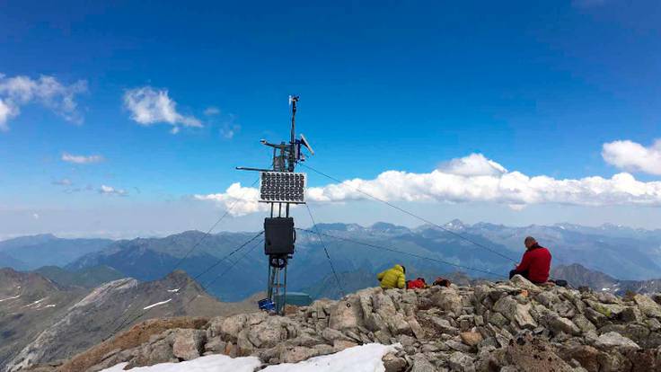 REPORTATGE. Una empresa de la Vall d&#039;Aran instal·la una estació meteorològica al sostre del Pirineu