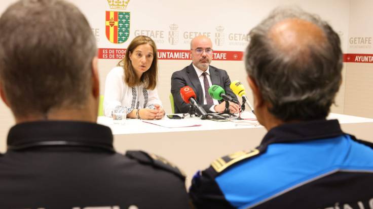 La alcaldesa de Getafe, Sara Hernández, y el Delegado del Gobierno en Madrid, Francisco Martín, hablan del Plan de Seguridad para la fiestas patronales de la ciudad..