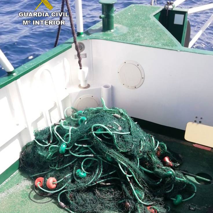 La Guardia Civil denuncia a una embarcación e incauta un trasmallo en  Lanzarote, Actualidad