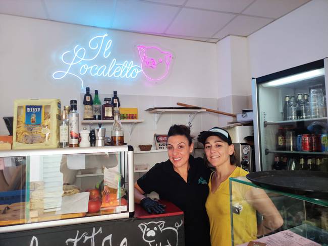 Bruna y Vanessa, en el microrestaurante Il Localettó, en Conil