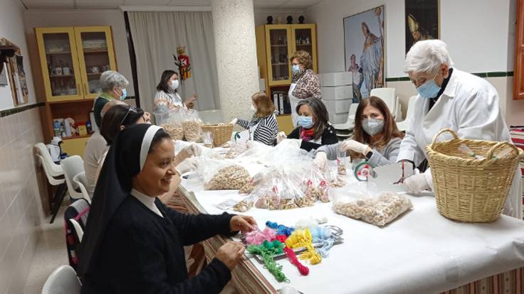 Las antiguas alumnas del colegio de las madres Mercedarias de Lorca han preparado más de 400 kilos de rollicos de San Blas
