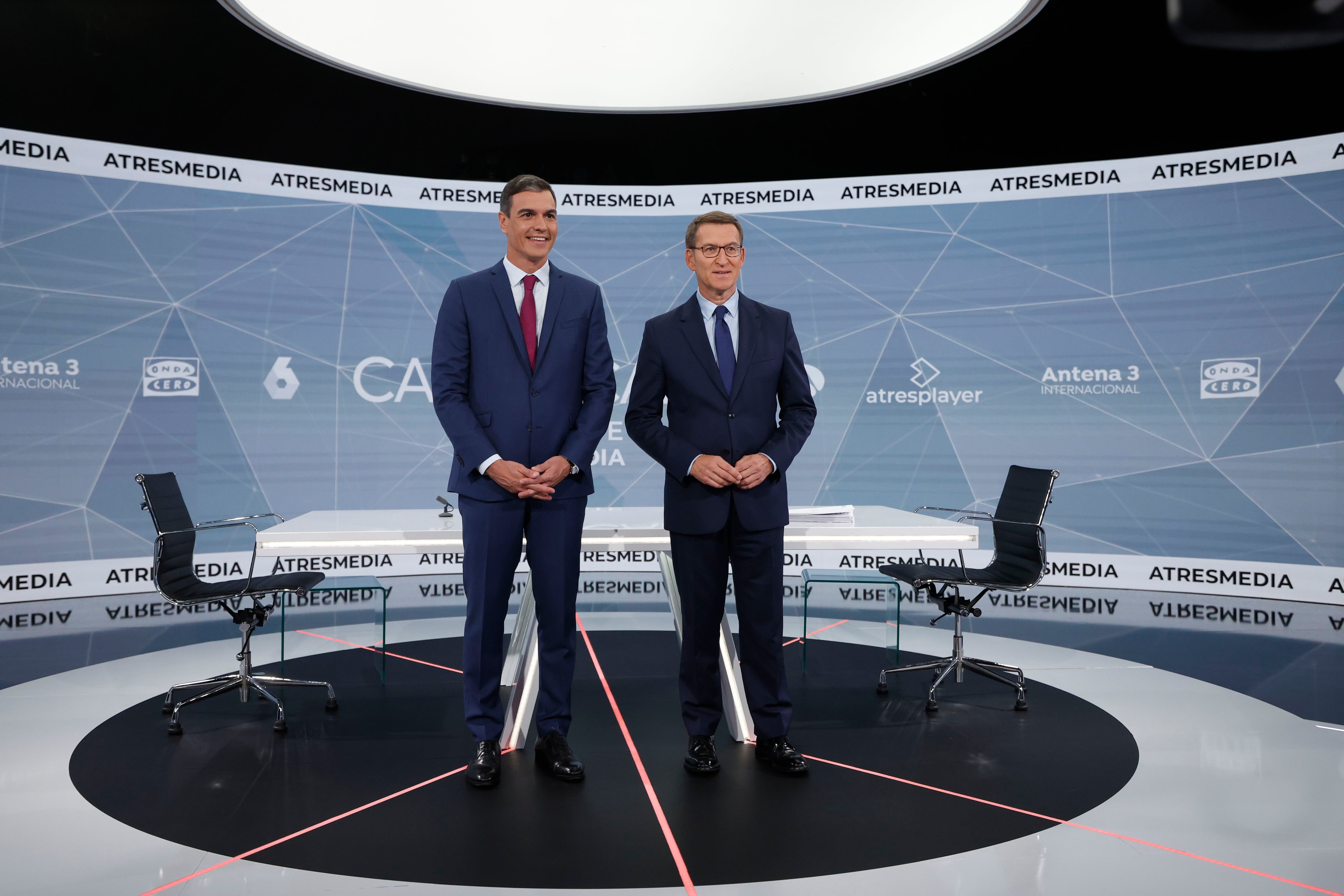 Los candidatos a la presidencia del Gobierno, el socialista Pedro Sánchez (i) y el popular Alberto Núñez Feijoo, antes de iniciar el debate electoral hoy lunes en Madrid. EFE/ Juanjo Martín.